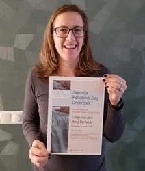 Van-den-Berg-Verberkt-met-oorkonde.jpg