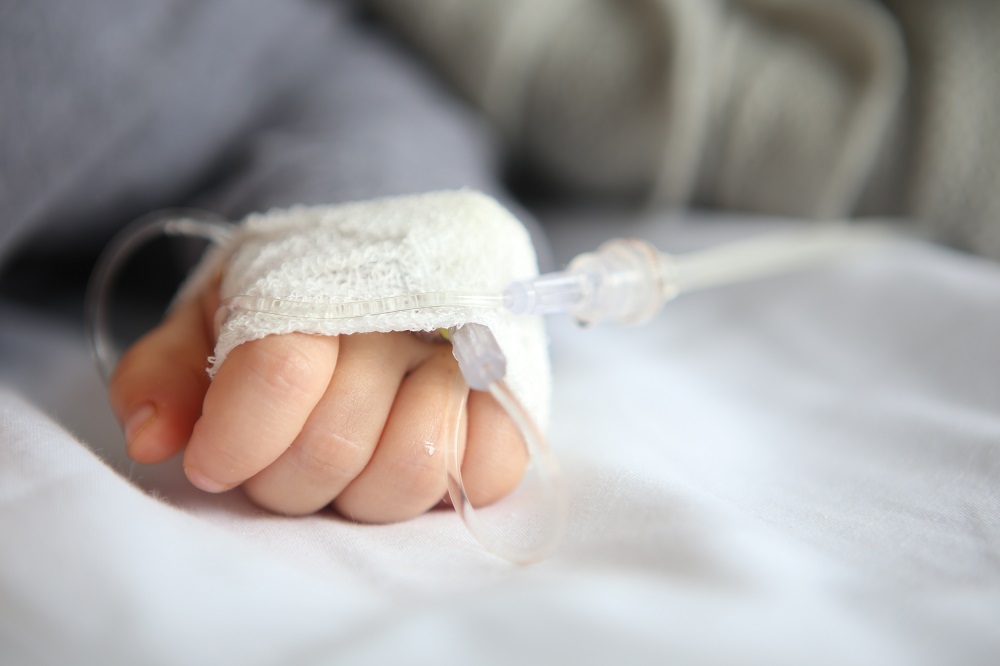 Kinderhand met infuus