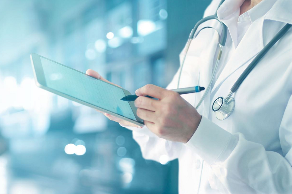 dokter met ipad