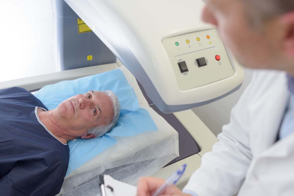 man krijgt mri scan naast dokter