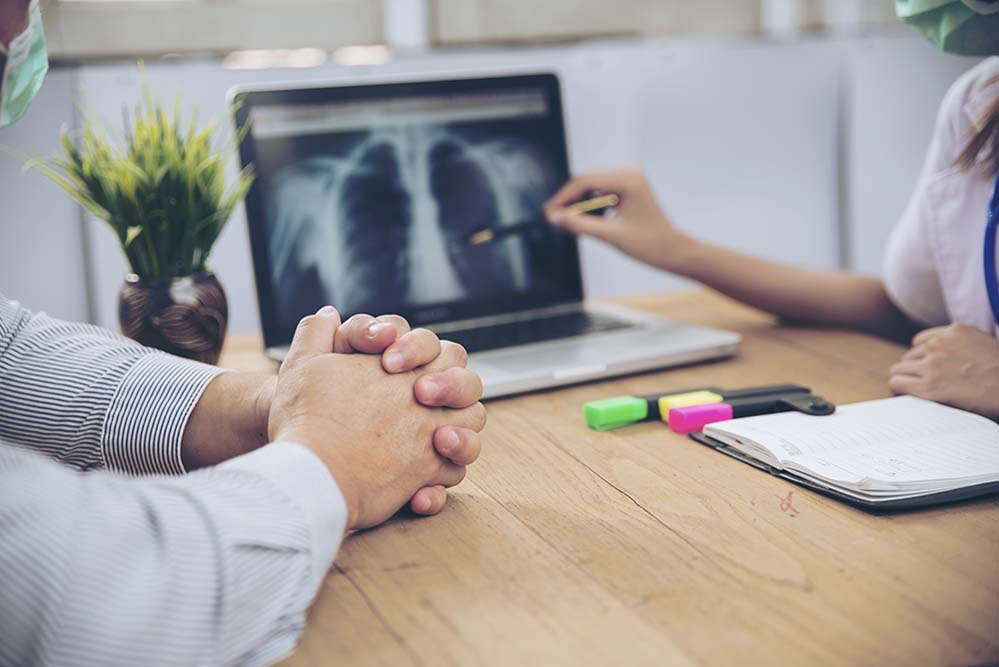 Dokter wijst op scan 