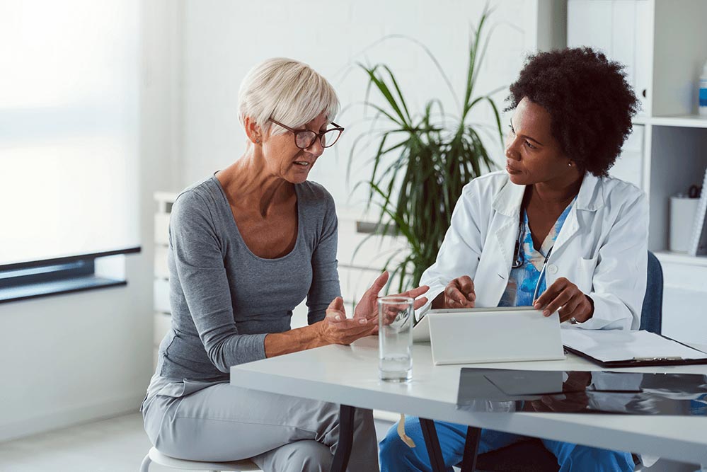 vrouwelijke patient en arts in gesprek